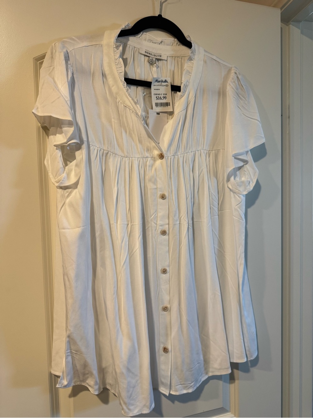 Rose & Olive White Button-Front Flutter Sleeve Blouse